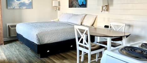 Deluxe studio, 1 kingsize bed, kitchenette, op benedenverdieping | Individueel gemeubileerd, een bureau, een laptopwerkplek