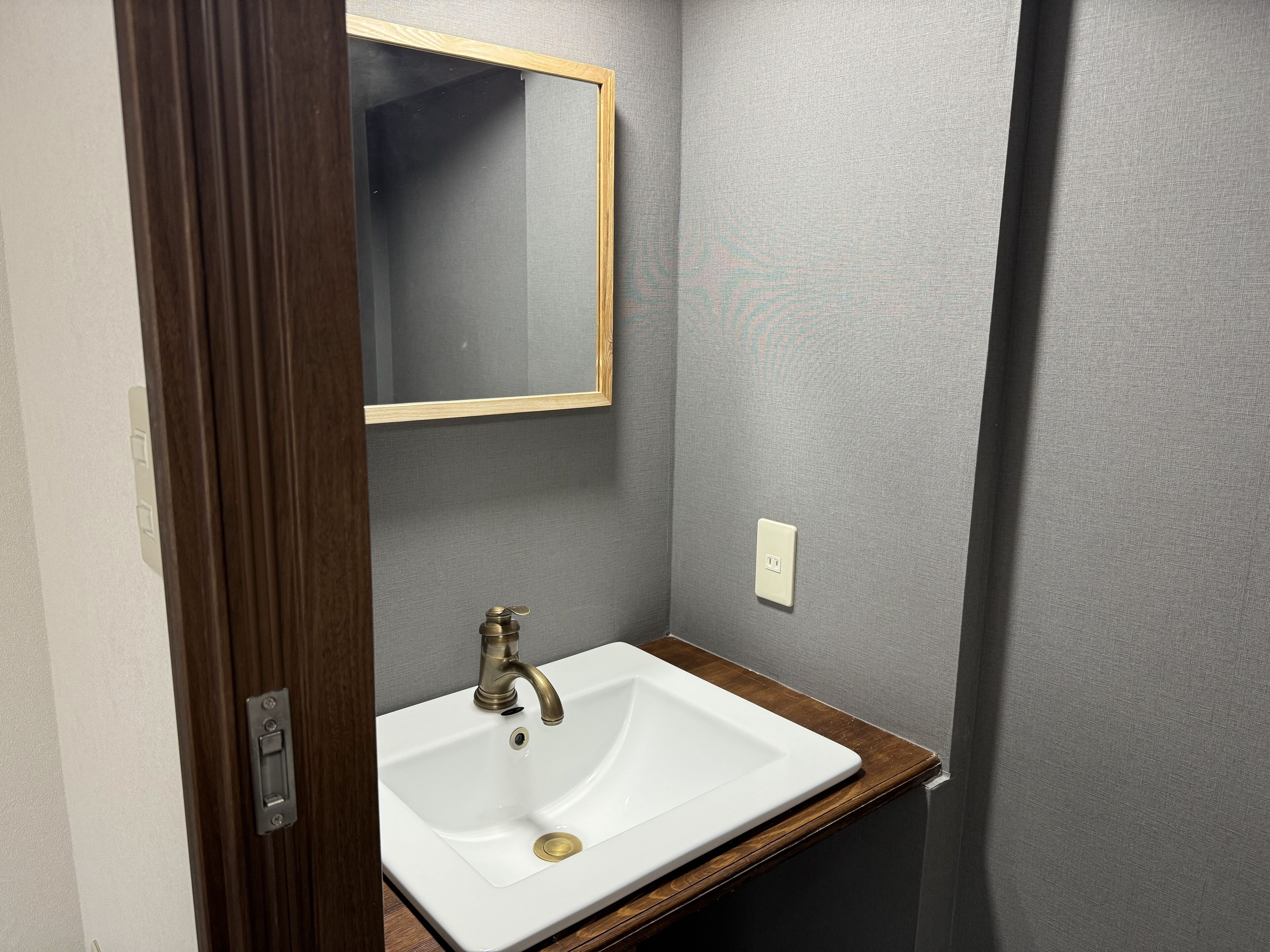 twin bed room 115 ft2 , private toilet and shared bath (no car parking) | 1 bedroom, down duvets, in-room safe, free wifi