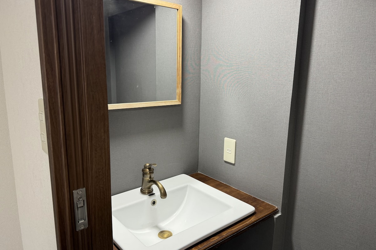 twin bed room 115 ft2 , private toilet and shared bath (no car parking) | 1 bedroom, down duvets, in-room safe, free wifi