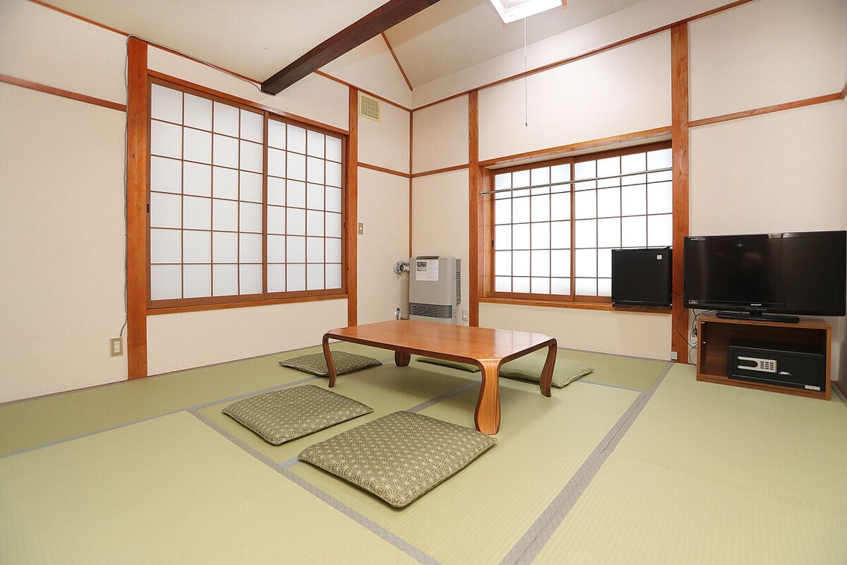 Rom i japansk stil, ikke-røyk (Private Toilet & Shower, No Parking) | Dundyner, safe på rommet, wi-fi (inkludert) og sengetøy