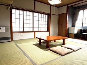 Habitación tradicional, baño privado (196 ft2, No parking provided) | Edredones de plumas, caja fuerte, wifi gratis y ropa de cama