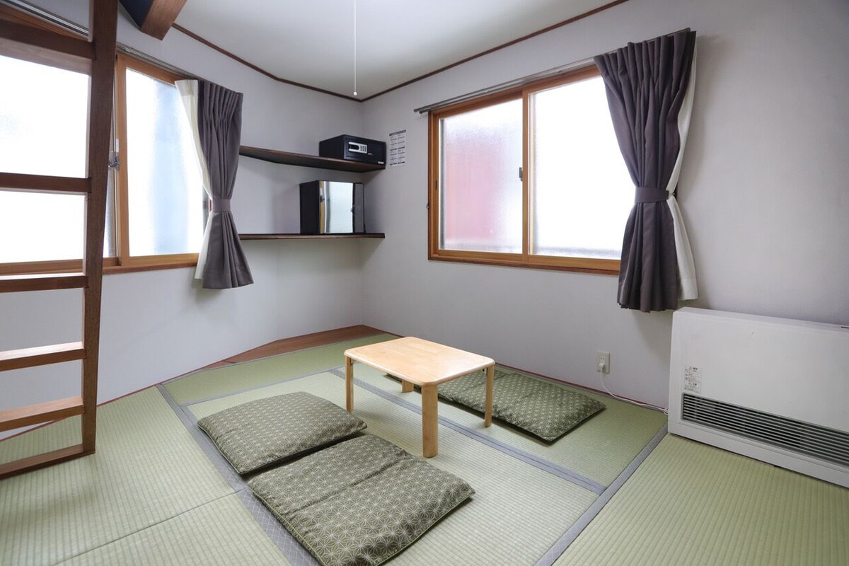 Rom i japansk stil, ikke-røyk, privat bad (Tatami, No parking) | Dundyner, safe på rommet, wi-fi (inkludert) og sengetøy