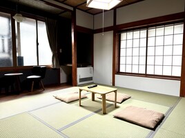 Habitación tradicional, no fumadores, baño privado (No parking provided,143 ft2) | Edredones de plumas, caja fuerte, wifi gratis y ropa de cama