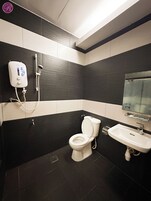 Habitación Deluxe doble | Baño | Ducha, artículos de higiene personal gratuitos y toallas