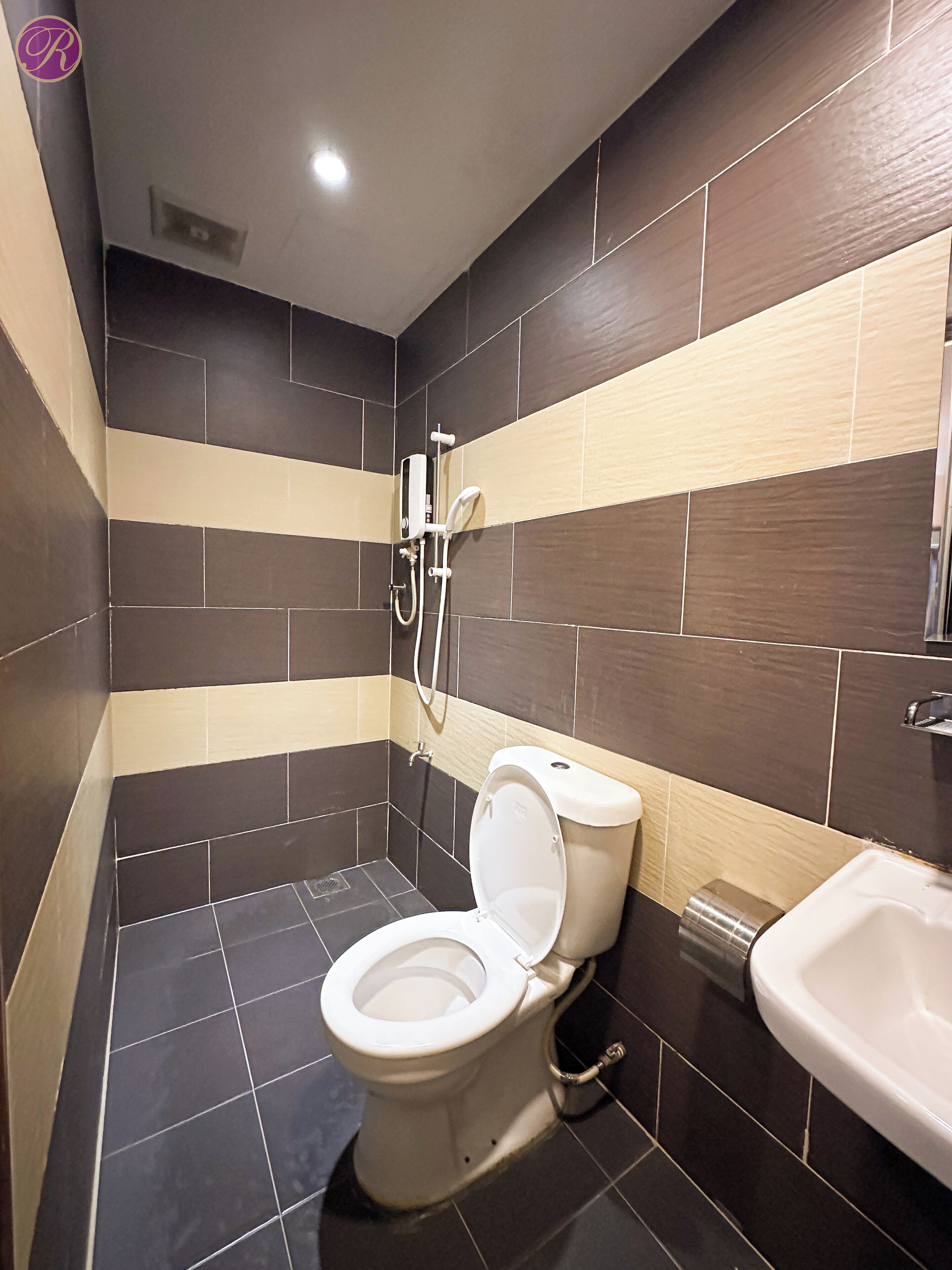 Habitación individual | Baño | Regadera, amenidades de baño gratuitas, toallas 