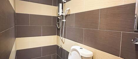 Un baño moderno con inodoro, bidé y lavabo.