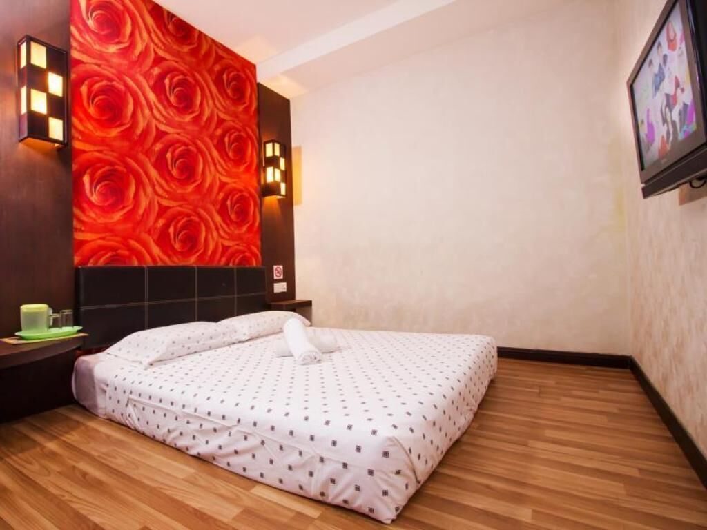 Desk, iron/ironing board, free WiFi, bed sheets