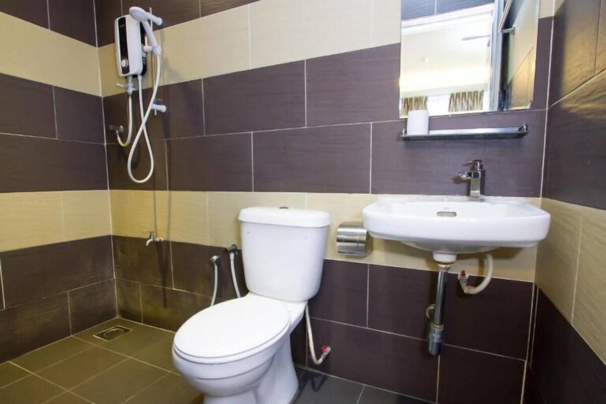 Bathroom | Shower, free toiletries, towels