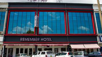 Vista frontal de la propiedad