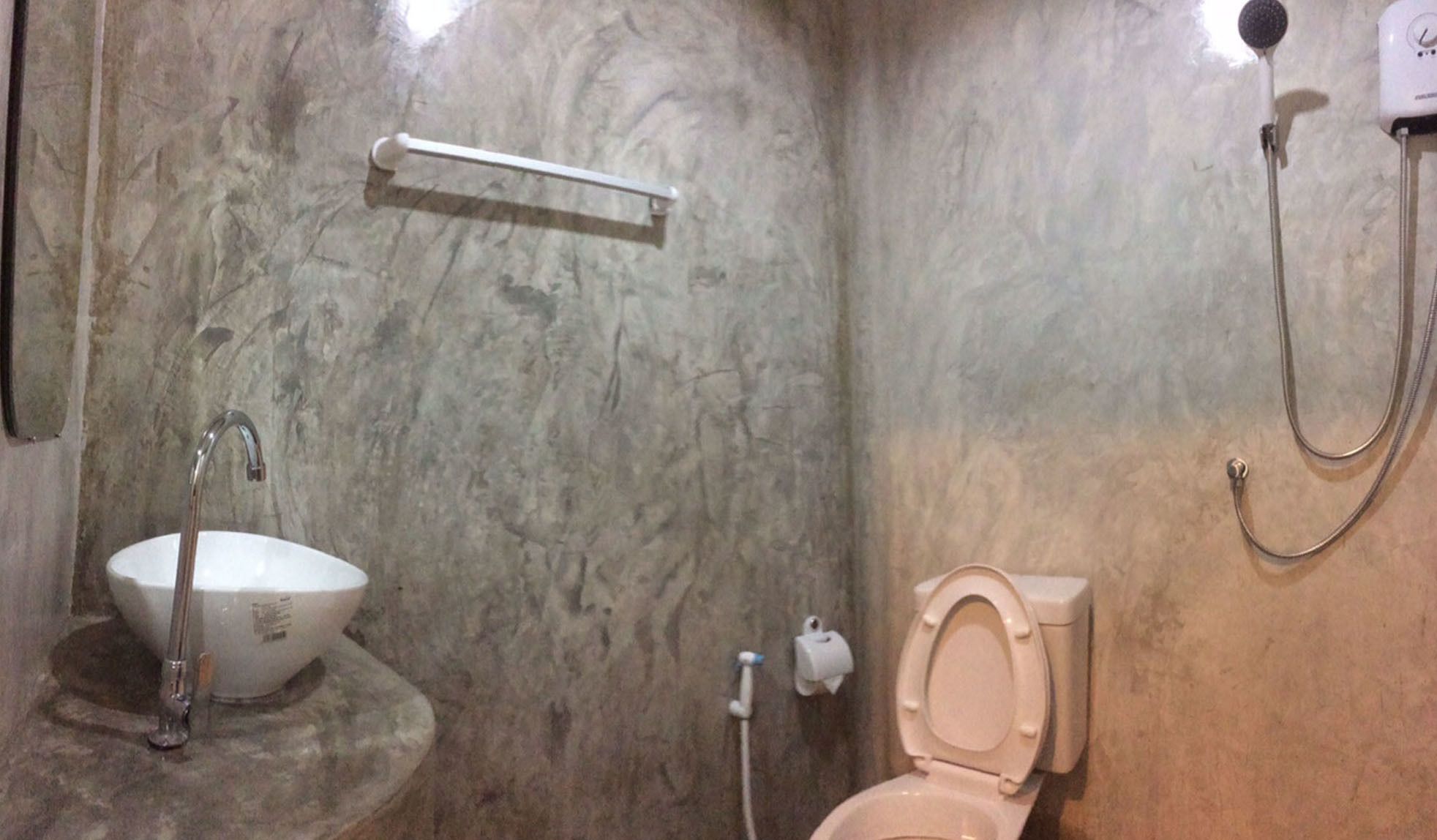 Een badkamer met een wastafel, toilet en douche.