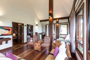 2 Bedrooms Swiss Chalet, Half Board (Breakfast and Dinner) | Minibar, pengeskab på værelset, skrivebord, ekstra senge (tillægsgebyr)
