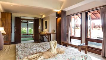 1 Bedroom Swiss Chalet, Half Board (Breakfast and Dinner) | Minibar, caja fuerte, escritorio y camas supletorias