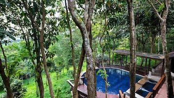 Una piscina al aire libre, tumbonas