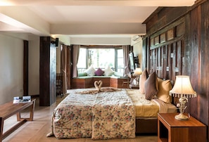 1 Bedroom Swiss Chalet, Half Board (Breakfast and Dinner) | Minibar, caja de seguridad en la habitación, escritorio y camas extra 