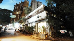 A building with a sign reading "Airport Metro." - Hotel Airport Metro (Mumbai)