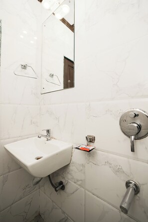 Regadera, amenidades de baño gratuitas, pantuflas, toallas 