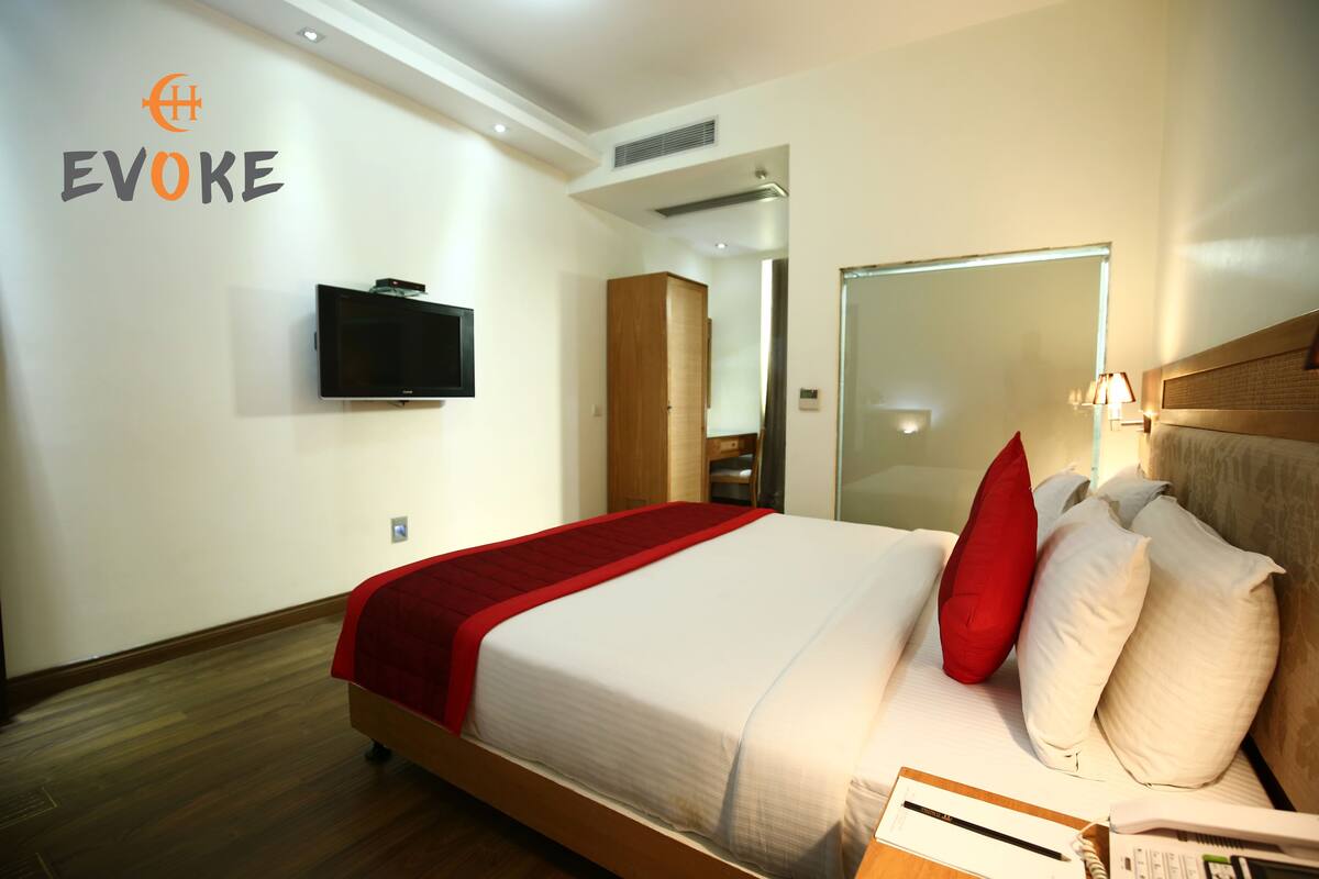 Club Room | Desk, iron/ironing board, rollaway beds, free WiFi