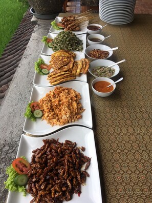 Der serveres morgenmad, frokost og aftensmad med udsigt til poolen 