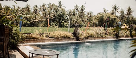 Una piscina al aire libre, cabañas de piscina gratuitas, sombrillas