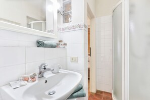 Deluxe Apartment, 1 Bedroom, Non Smoking, Kitchen | Bathroom | Shower, free toiletries, bidet, towels - Borgo di Alica (Palaia)