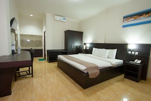 Deluxe Room | Desk, blackout drapes, free WiFi