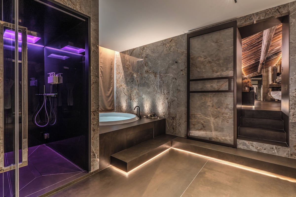 SPA Suite | Badkamer | Designer toiletartikelen, een haardroger, badjassen, pantoffels