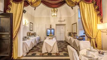 Tägliches inbegriffenes nach Wunsch zubereitetes Frühstück