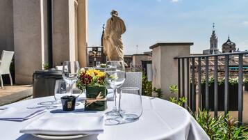 Frühstück, Mittagessen, mediterrane Küche, Speisen im Freien