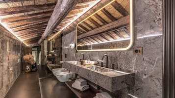 Romantische Suite | Badezimmer | Designer-Toilettenartikel, Haartrockner, Bademäntel, Hausschuhe