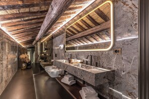 Suite Romantica | Bagno | Set di cortesia firmato, asciugacapelli, accappatoio, pantofole