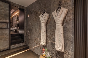 SPA Suite | Badezimmer | Designer-Toilettenartikel, Haartrockner, Bademäntel, Hausschuhe