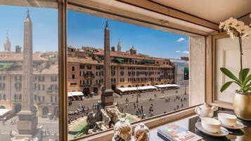 Suite Deluxe, 1 très grand lit et 1 canapé-lit, vue ville | 1 chambre, literie hypoallergénique, couette en duvet d'oie, minibar