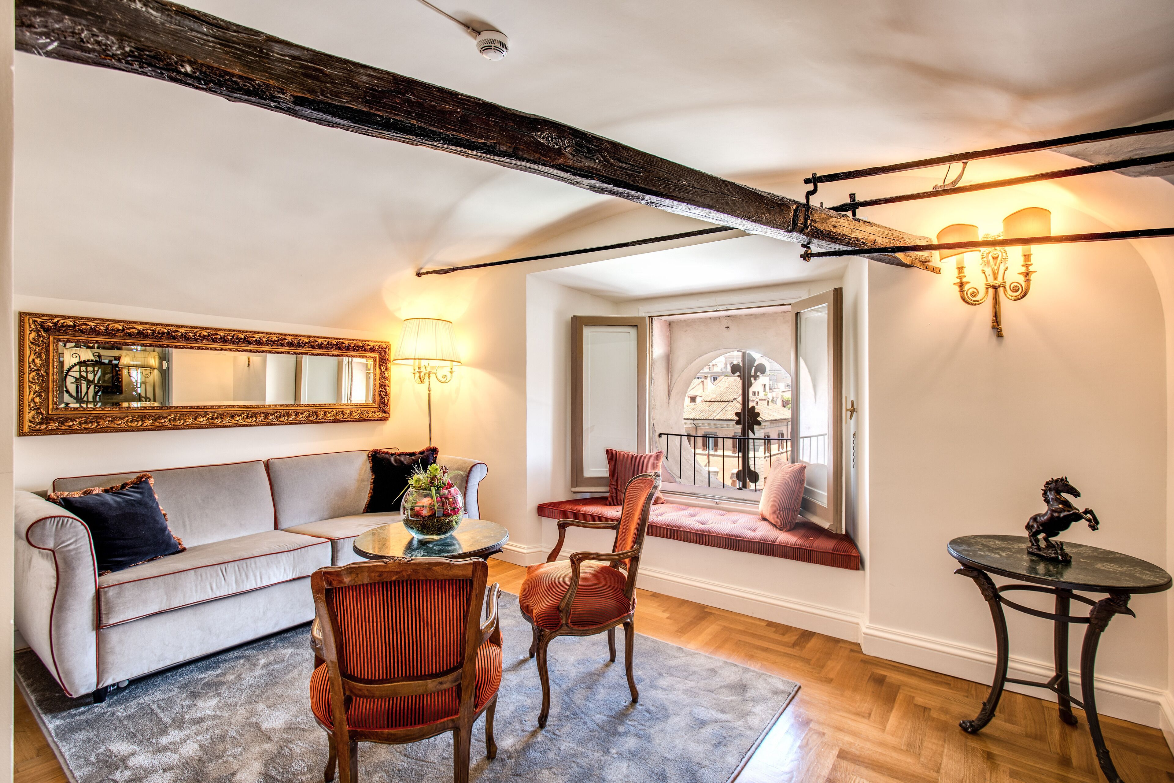 deluxe suite, 1 queen bed, city view | living area | 50-inch led tv with digital channels