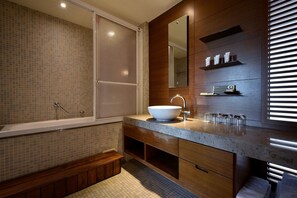 Family Room | Bathroom | Shower, eco-friendly toiletries, hair dryer, slippers - Fu Lyu Inn (Hualien City)