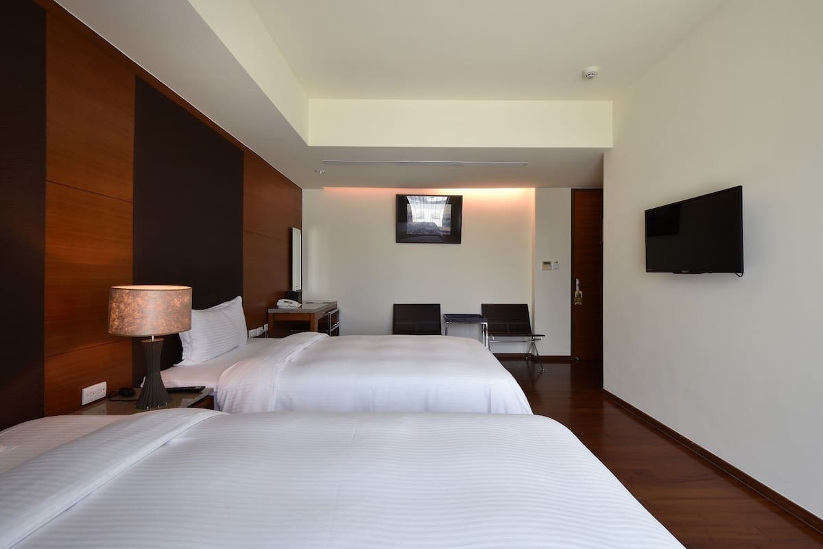 Elite Twin Room | Minibar, desk, blackout drapes, free WiFi