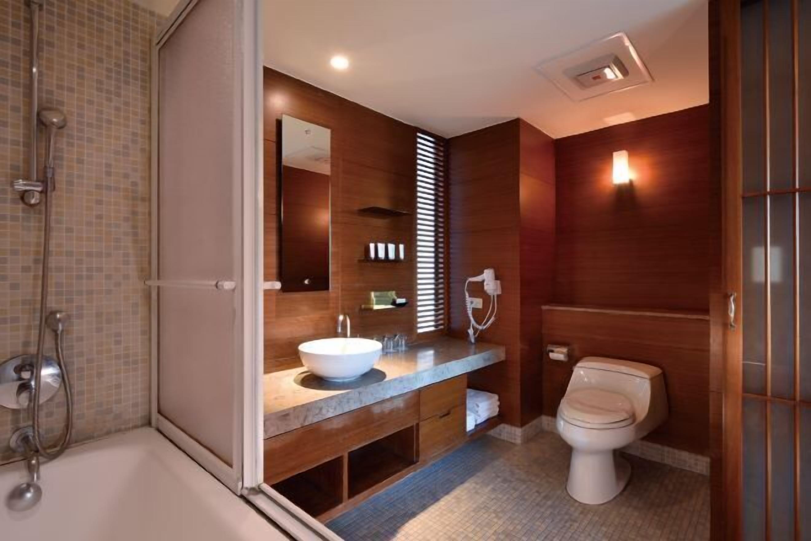 Badezimmer | Dusche, umweltfreundliche Kosmetikartikel, Haartrockner, Hausschuhe