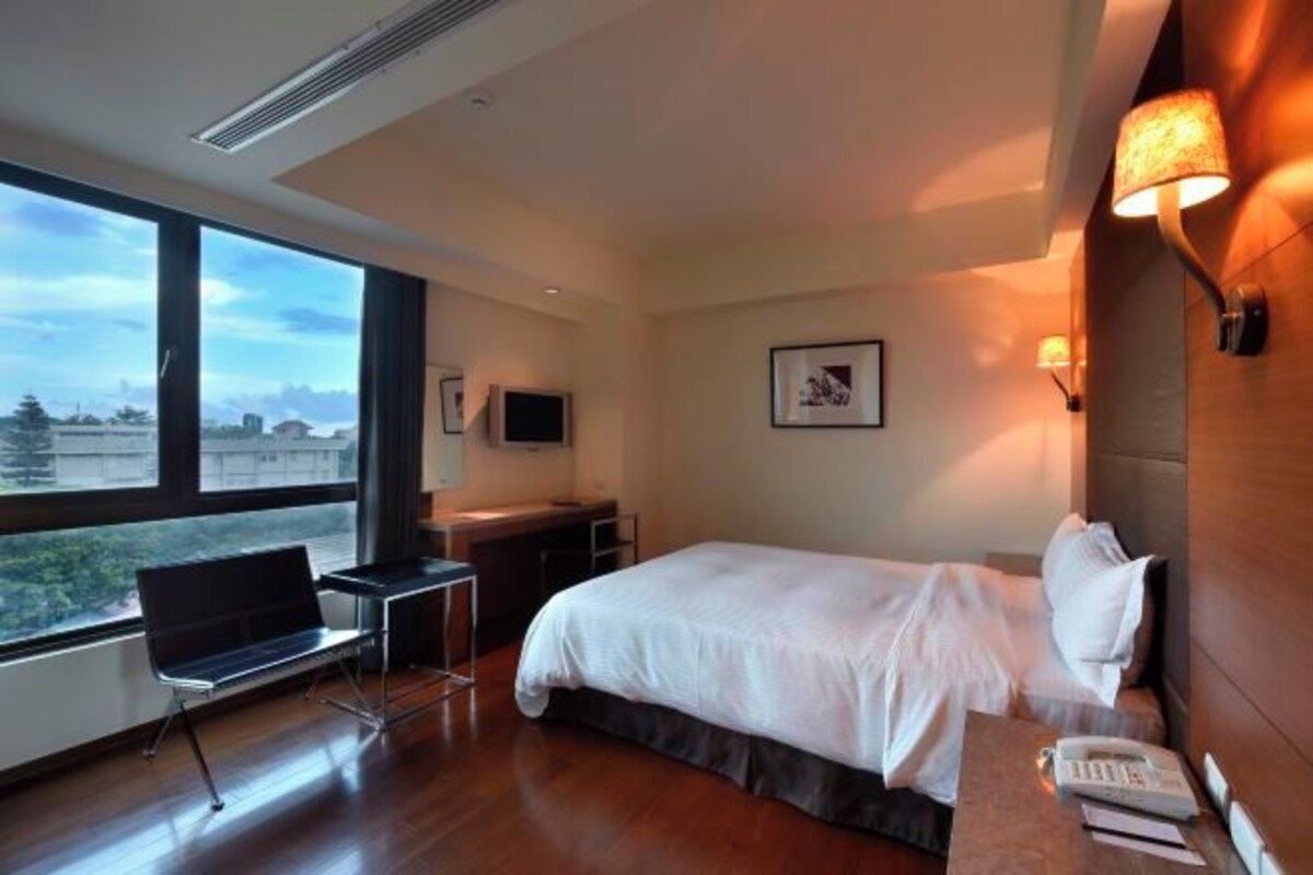 Minibar, escritorio, cortinas blackout y wifi gratis 