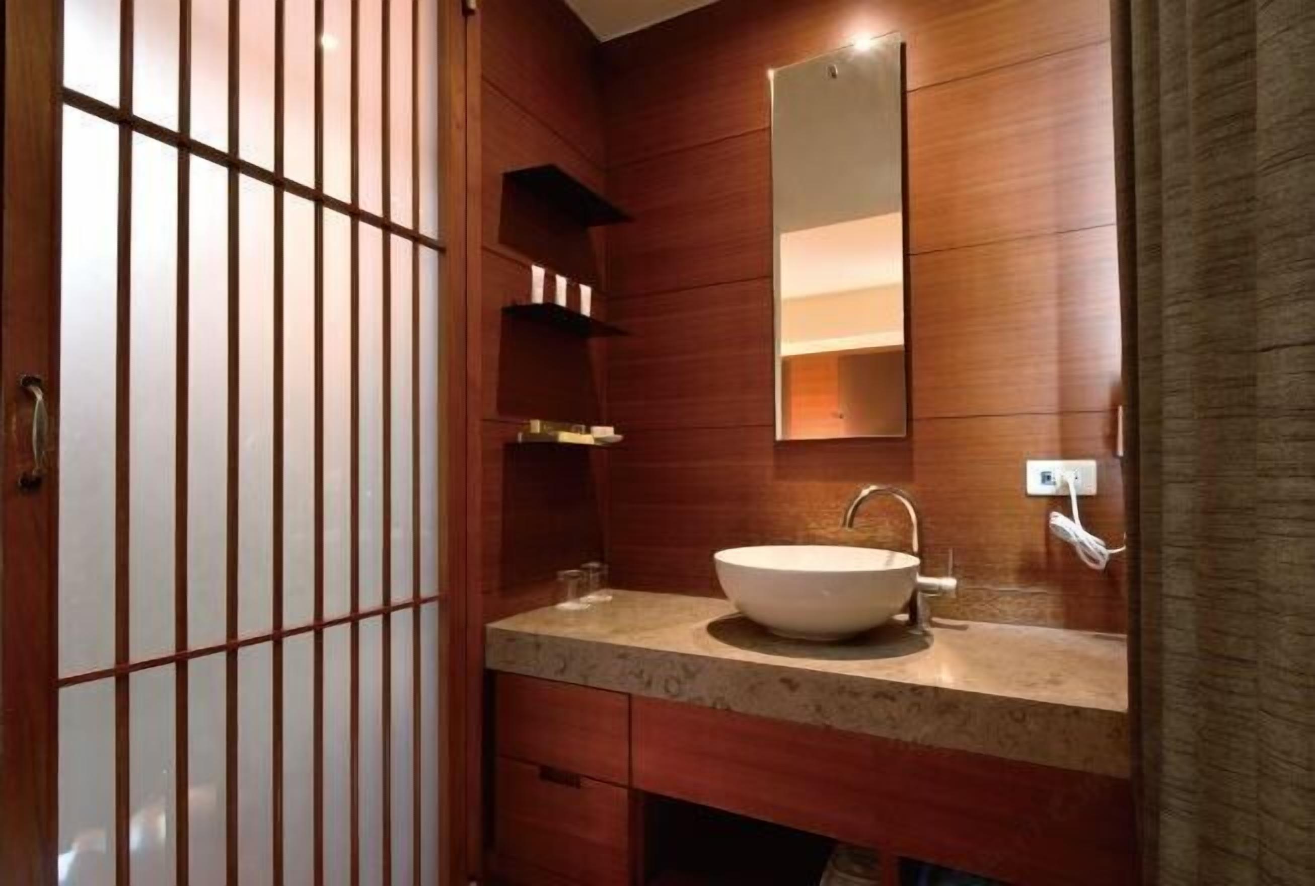 Badezimmer | Dusche, umweltfreundliche Kosmetikartikel, Haartrockner, Hausschuhe