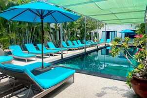 Piscina externa, espreguiçadeiras