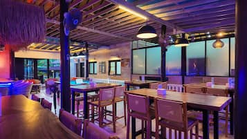 供应早餐、午餐和晚餐,本地与国际菜
