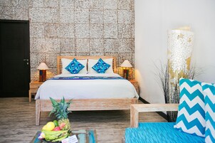 Frigobar, cofres nos quartos, escrivaninha, quartos à prova de som