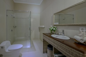 Doccia, set di cortesia gratuito, asciugacapelli, bidet