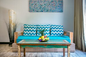 Minibaari, tallelokero huoneessa, työpöytä, äänieristys