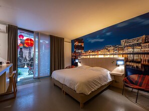 Minibar, Zimmersafe, individuell dekoriert, Schreibtisch