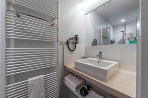 A modern bathroom with a white sink, a mirror, and a towel rack. - Antwerp For Two Bed & Breakfast (Antwerp)