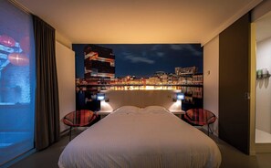 Minibar, caja de seguridad en la habitación y decoración personalizada 