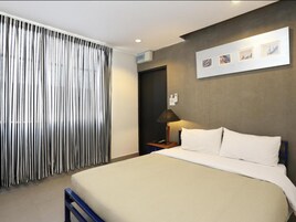 Smart Black | Desk, free WiFi