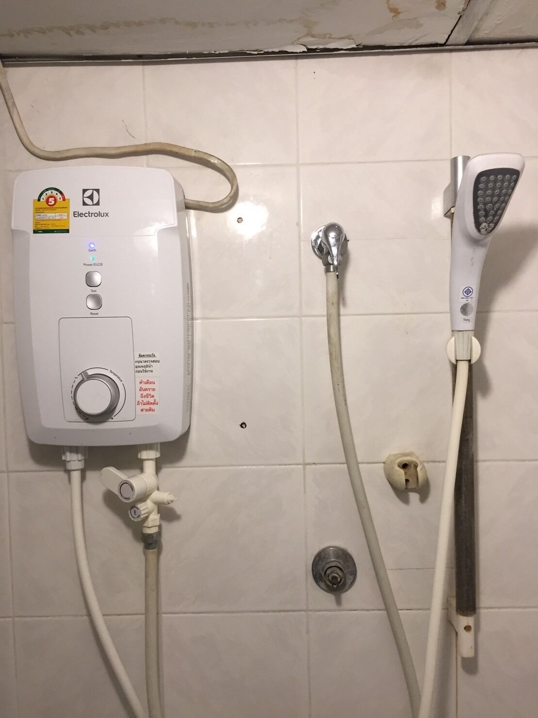 Standard Room | Bilik Mandi | Pancuran mandi, kelengkapan dandanan diri percuma, tuala disediakan 