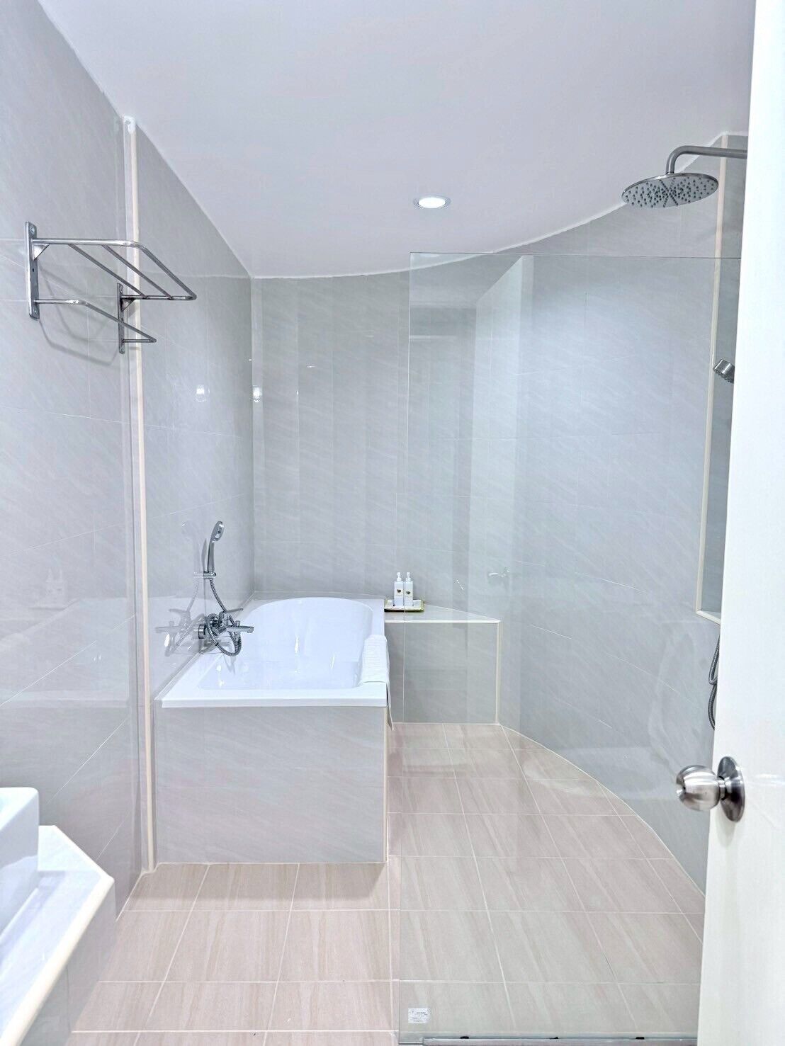 Suite | Bathroom | Shower, free toiletries, towels