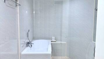 Suite | Bathroom | Shower, free toiletries, towels